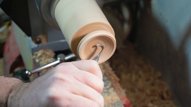 Полено вишни и веточка можжевельника, получается восхитительная шкатулка. смотреть онлайн