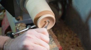 Полено вишни и веточка можжевельника, получается восхитительная шкатулка.