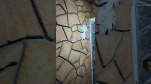 бюджетная отделка стен под дикий камень.(отделка стен в подъезде)