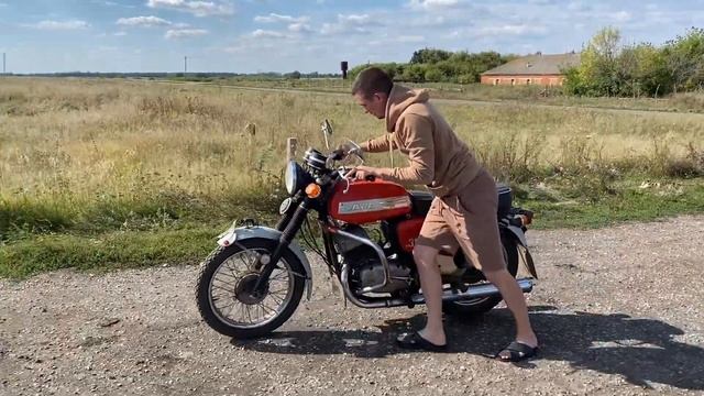 Жизнь в деревне. Не смог завести мотоцикл Ява смотреть онлайн