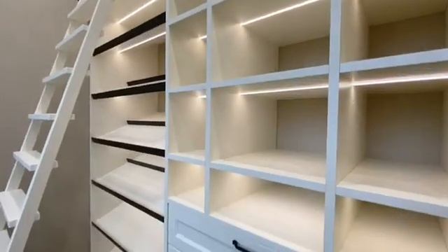 Гардеробная-мечта! Женская гардеробная с лестницей для девушки. Ты в нее влюбишься! Видео обзор.