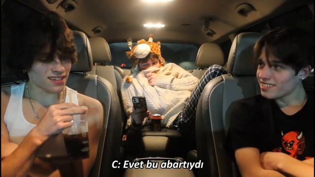 REACTING TO FAN FICTIONS ABOUTS US *uncomfortable* - Sturniolo Triplets ( Türkçe çeviri )