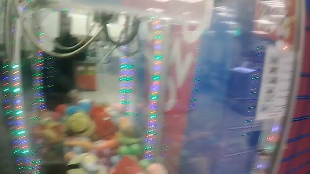 Рюкзак-свинья в автомате-хватайке!!! Получится ли достать? смотреть онлайн