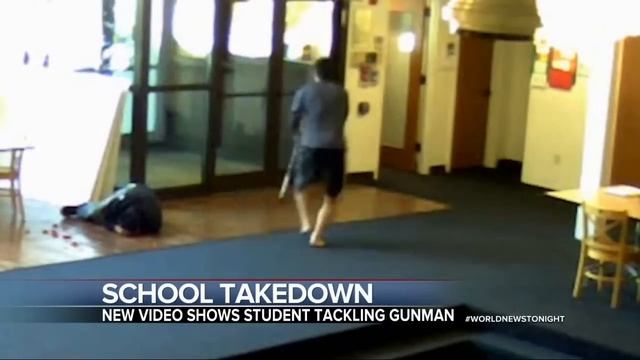 Hero Wrestles Seattle Gunman During Reload [CAUGHT ON CAMERA] смотреть онлайн