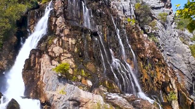 Водопад ВЫСОКО В ГОРАХ - 8 часов релакса смотреть онлайн