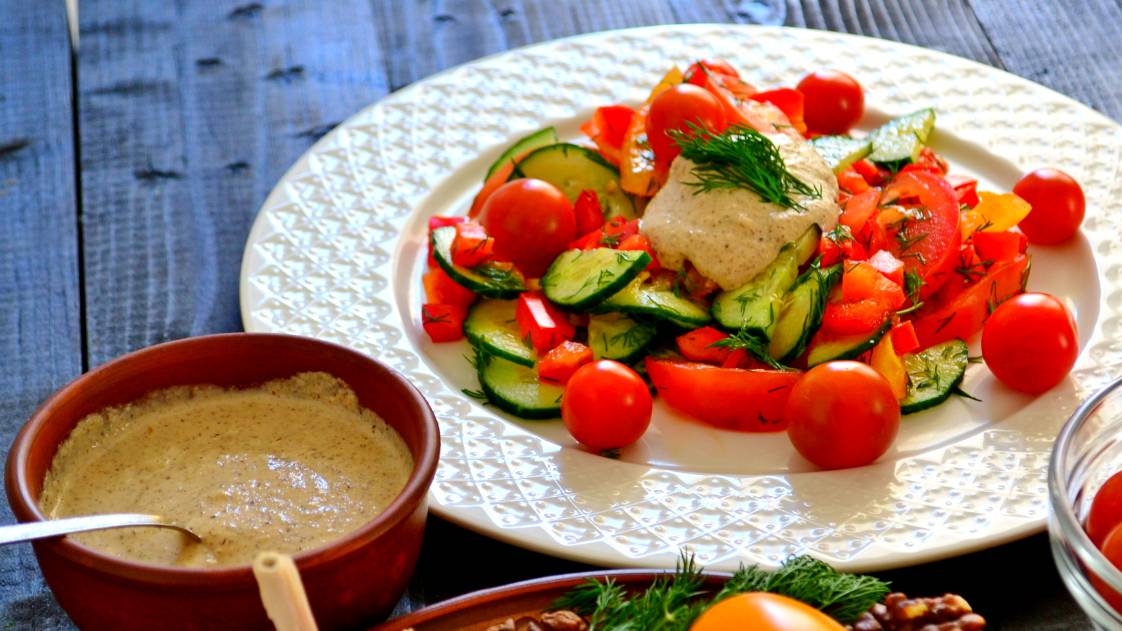 Грузинский Салат "Батуми" / Заправка в этом салате - настоящая изюминка! смотреть онлайн