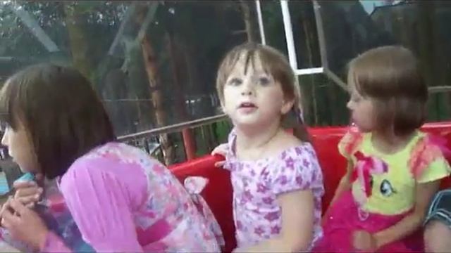 Маша , Даша и Аня катаются на каруселях смотреть онлайн