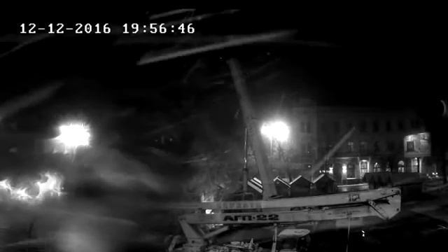 На такое редко попадёшь! Установка ёлки на соборке Черновцы (Смотреть всем!!!!) смотреть онлайн