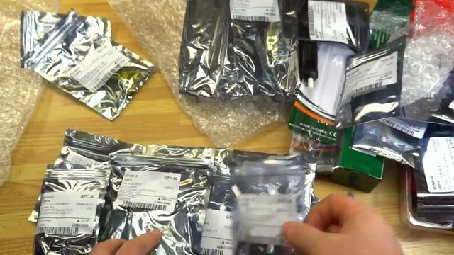 Пришла посылка из Китая от LCSC ELECTRONICS. Распаковка большой посылки для радиолюбителя. смотреть онлайн