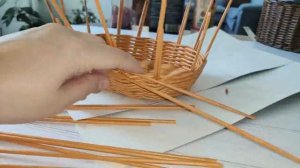 Как сплести небольшую овальную корзинку для хлеба из бумажной лозы