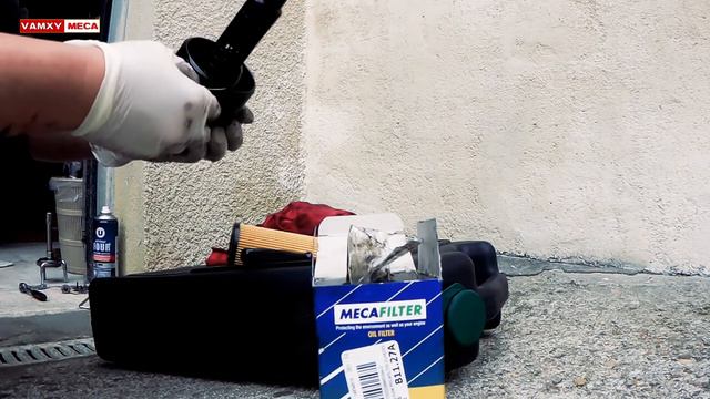 VIDANGER ET REMPLACER LE FILTRE à HUILE MERCEDES BENZ C220 CDI W203 смотреть онлайн