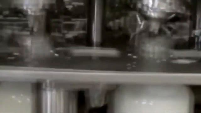 Линия розлива молока в ПЭТ бутылки. Фасовка молока в бутылки. смотреть онлайн