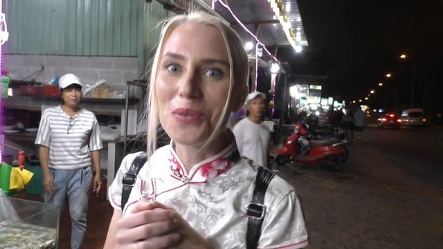 Вьетнам: Жареные лягушки, гигантские омары, змеи черви и прочие деликатесы