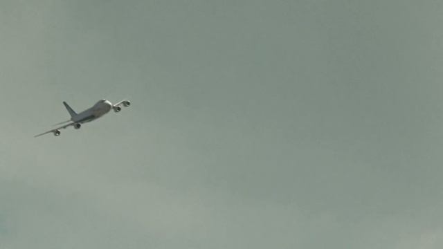 Do you think it's a real plane, too? смотреть онлайн