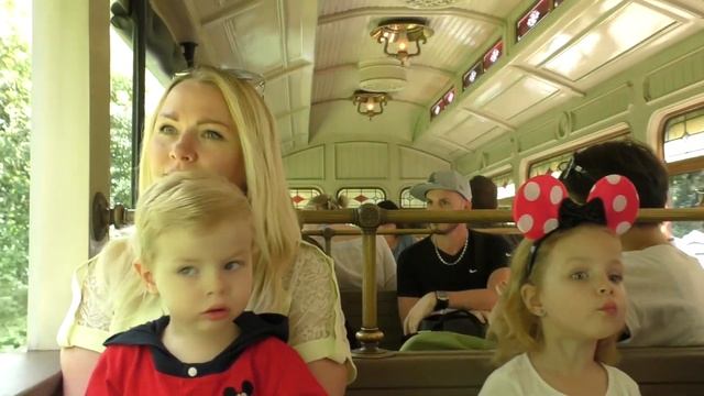 Диснейленд в Париже 2017 год. Катаемся на ретро-паровозике. Disneyland Paris Kids Rides смотреть онлайн