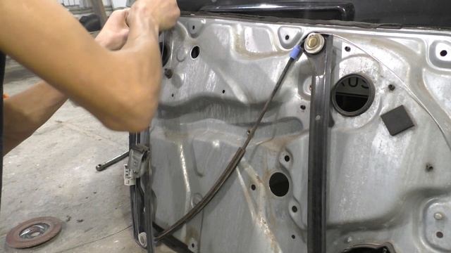 Passat B5+ Ремонт стеклоподъёмника .Замена тросика смотреть онлайн