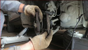 Nissan X-Trail T-32 замена передних тормозных колодок.