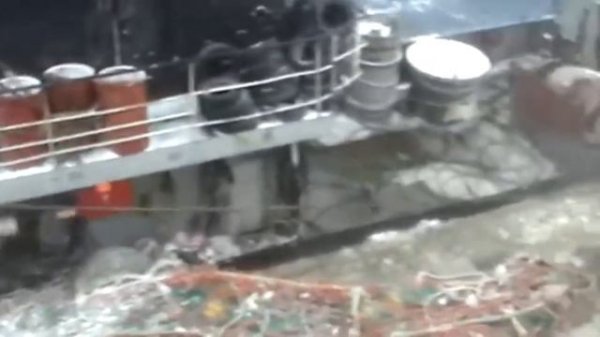 Опасная работа рыбаков тралфлота.