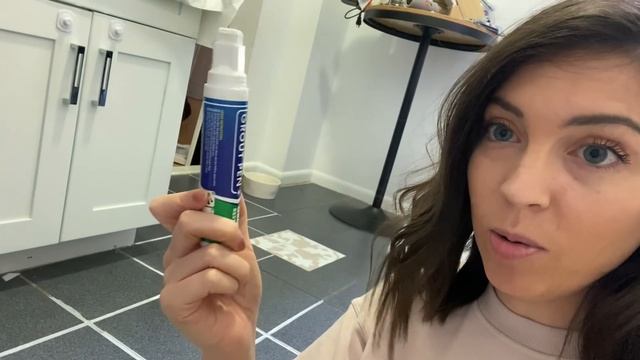 RENTAL-FRIENDLY KITCHEN APARTMENT MAKEOVER | DIY Faux Marble Countertop + Peel and Stick Tile смотреть онлайн