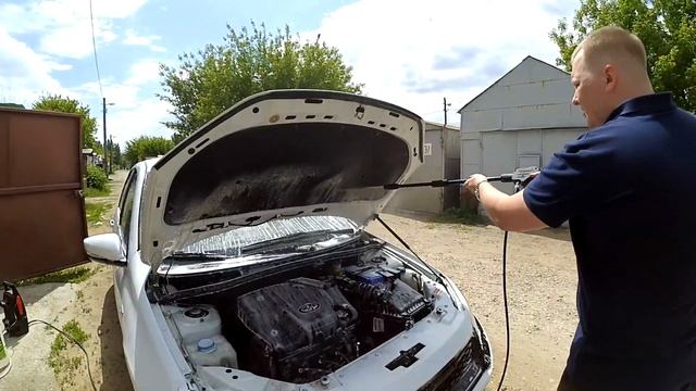 Помыл у Гранты под капотом после зимы. смотреть онлайн