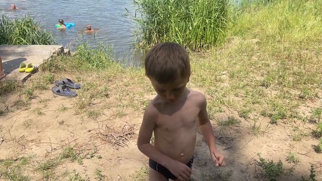 На реке Южный Буг с братом и дедом смотреть онлайн