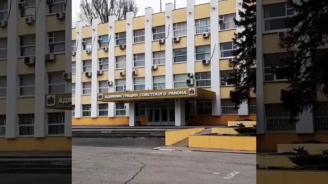 Уборка газона перед Администрацией Советского района 10.03.2020 смотреть онлайн