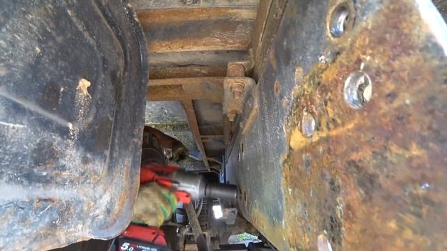 Большой ремонт Урал 4320, замена лебёдки не снимая КУНГ! смотреть онлайн