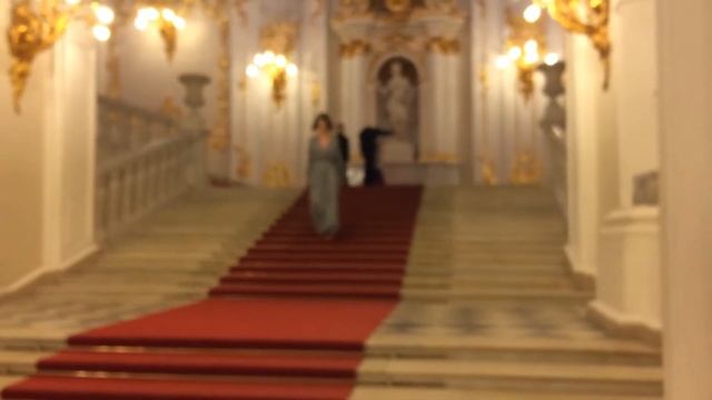 Эрмитаж, главная лестница, не в фокусе смотреть онлайн