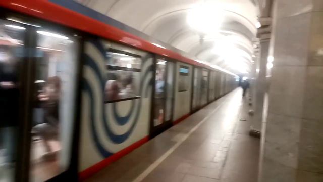 Состав метро Москва 2020 отправляется со станции Комсомольская смотреть онлайн