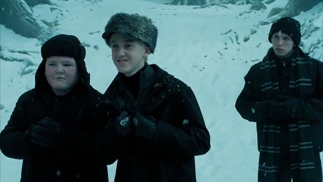 Гарри Поттер пугает Малфоя и его друзей в Хогсмиде / Гарри Поттер кидает снежки в Малфоя смотреть онлайн