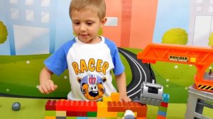 ВИДЕО ДЛЯ ДЕТЕЙ с Игрушками для мальчиков. Подъёмный кран. Машины Грузовики CAT на песке и Даник