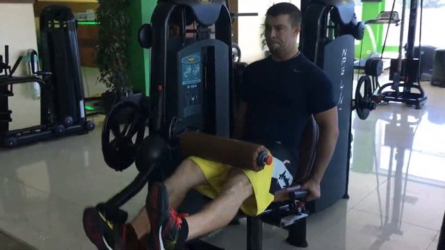 Сгибание ног в тренажере сидя ( попеременно). смотреть онлайн