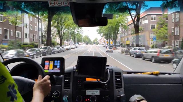 Zuid-west met Ambulance 50 cockpitview | Amsterdam South-west cockpitview from ambulance 50 смотреть онлайн