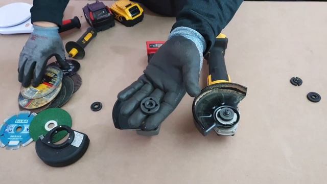 충전그라인더 디워트 DCG405, 밀워키M18CAG100 역시 최고야. 앵글그라인더 5인치 성능최고, cordless angle grinder, Dewalt, Milwaukee смотреть онлайн