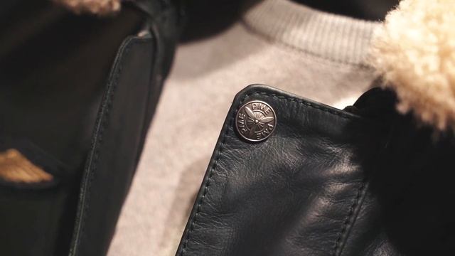 Черная куртка пилот из кожи буйвола с воротником из овечьей шерсти Hudson PME Legend смотреть онлайн