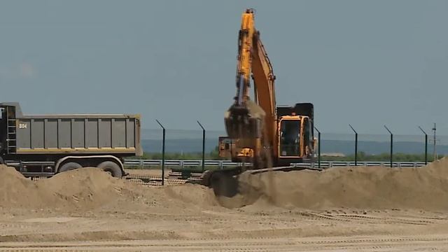 Таможенный терминал в районе международного моста Благовещенска... смотреть онлайн