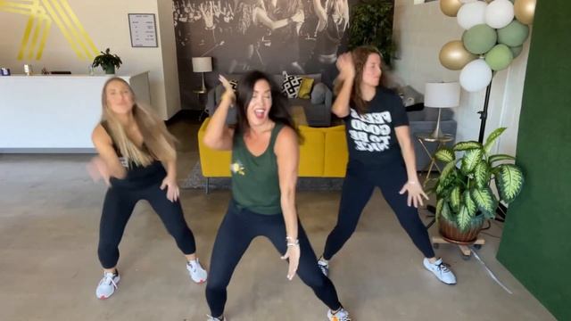 “Stretchy Pants” | @carrieunderwood | Dance Fitness Choreography | @REFITREV | Christmas dance смотреть онлайн