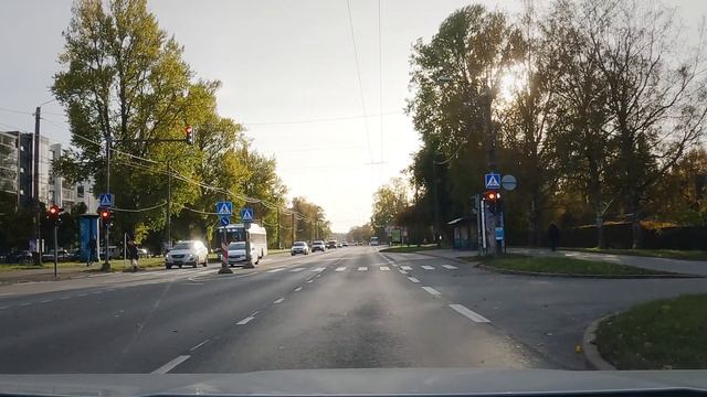 Liikluslab объясняет. Поворот на красный сигнал светофора: разрешается или нет?