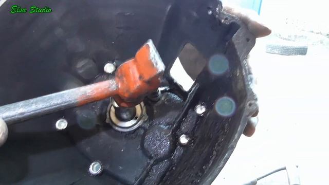 Замена направляющей втулки муфты подшипника выключения сцепления Chevrolet Niva смотреть онлайн