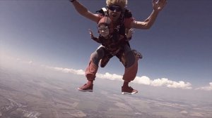 Дети прыгают с парашютом / Children jump with a parachute