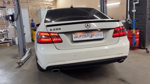 Mercedes E200 w212 - убрали стоковые банки, вывели на трубах смотреть онлайн