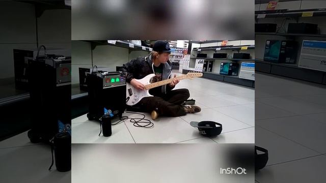 Пацан играет на гитаре в магазине. смотреть онлайн