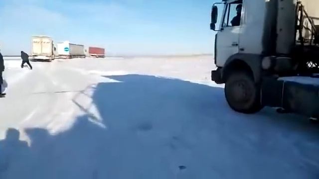 На трассе Алматы - Талдыкорган «встали» дальнобойщики. смотреть онлайн