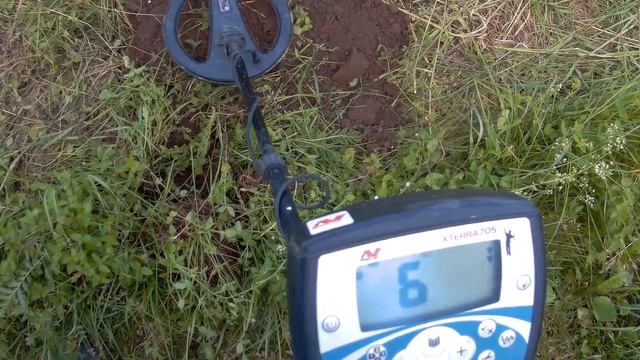 Бьём дорогу у деревни, хорошие находки и добрые сигналы с Minelab X-TERRA 705 смотреть онлайн