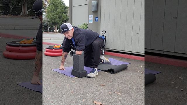 hip, glute, core warm up for yesterday's circuit смотреть онлайн