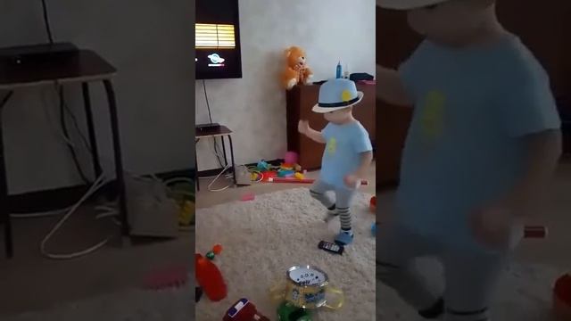 Смешное видео. Танцор малыш (1 год и 9 месяцев)) танец,дети смотреть онлайн