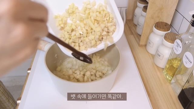 ENG)vlog?한우 짜파구리 만들어 먹고?치킨보다 맛있는 통닭구이 만들어 먹는 일상.(감자스프,기름떡볶이,카이막,버터감자구이,계란김밥,주먹밥,블루베리청,마늘빵,바게뜨빵 만들기) смотреть онлайн