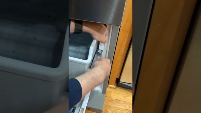 Remove Whirlpool (5 Drawer refrigerator) Freezer Drawer Tabs смотреть онлайн