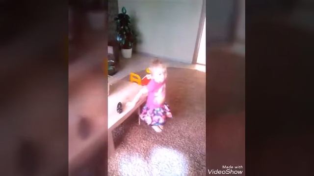 Маленькая девочка танцует смотреть онлайн