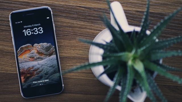 iPhone SE 2 vs iPhone X in 2023 - Don't buy the wrong one! смотреть онлайн